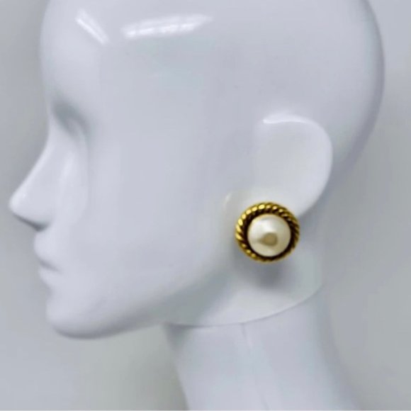Chanel authentic Pearl Clip On Earrings vintage - Picture 4 of 10